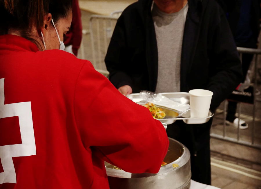 Cerca de medio millón de personas ha recibido ayuda humanitaria de la Cruz Roja en Cataluña para hacer frente a la pandemia