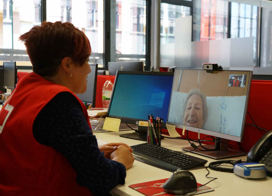 El servei de Teleassistència de la Creu Roja acompanya més de 12.200 persones a Catalunya durant 2021