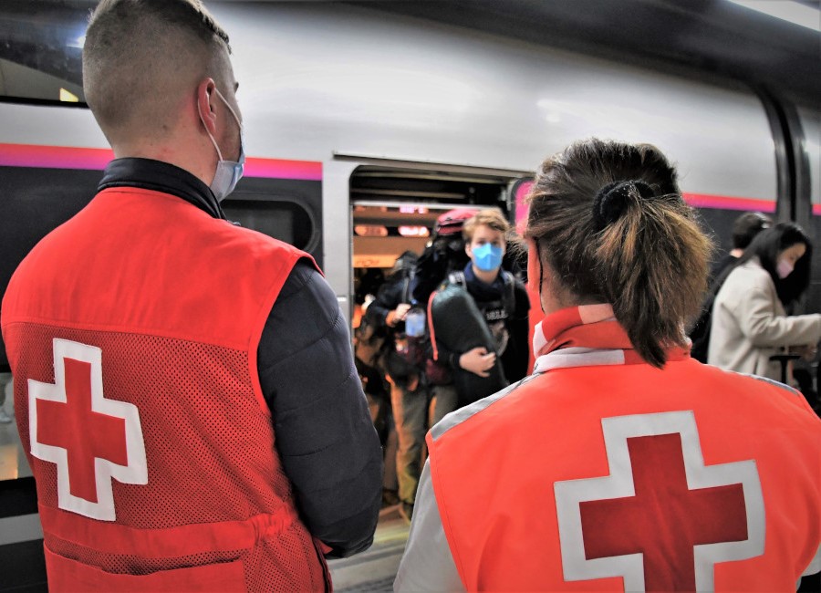 Areas s'integra a l'estructura de la Creu Roja per a la recepció de refugiats ucraïnesos a aeroports, estacions de tren i àrees de servei per part del voluntariat