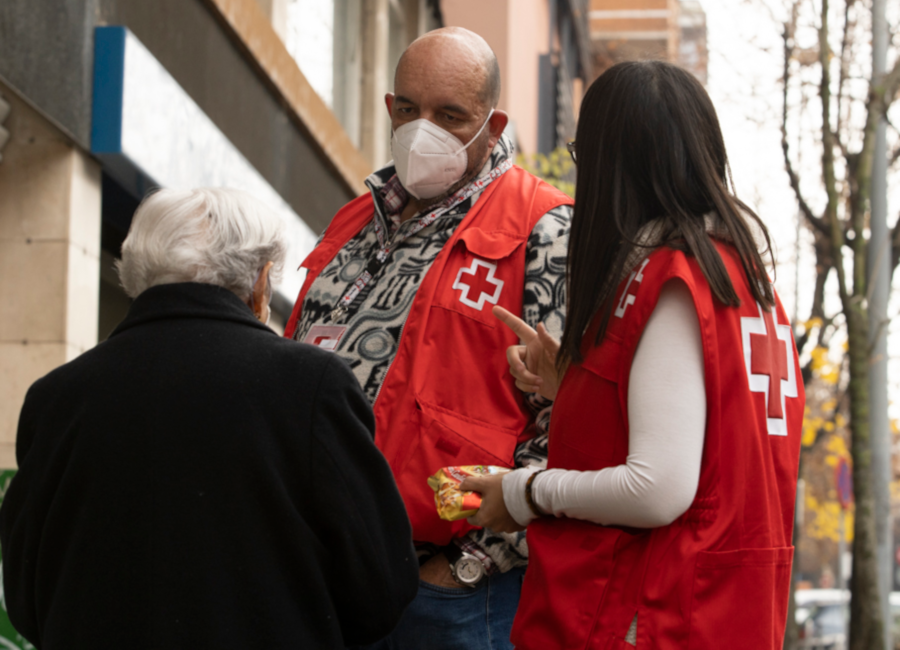 Cruz Roja y la Diputación de Barcelona promueven el voluntariado con gente mayor para combatir la soledad no deseada