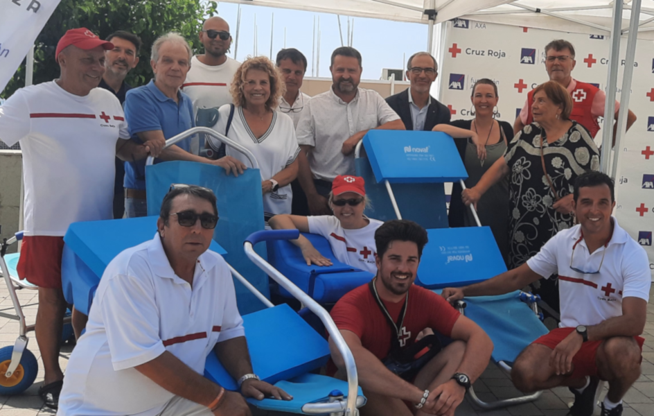 Cruz Roja y Fundación AXA presentan en Caldes d'Estrac una zona de baño adaptado para personas con discapacidad