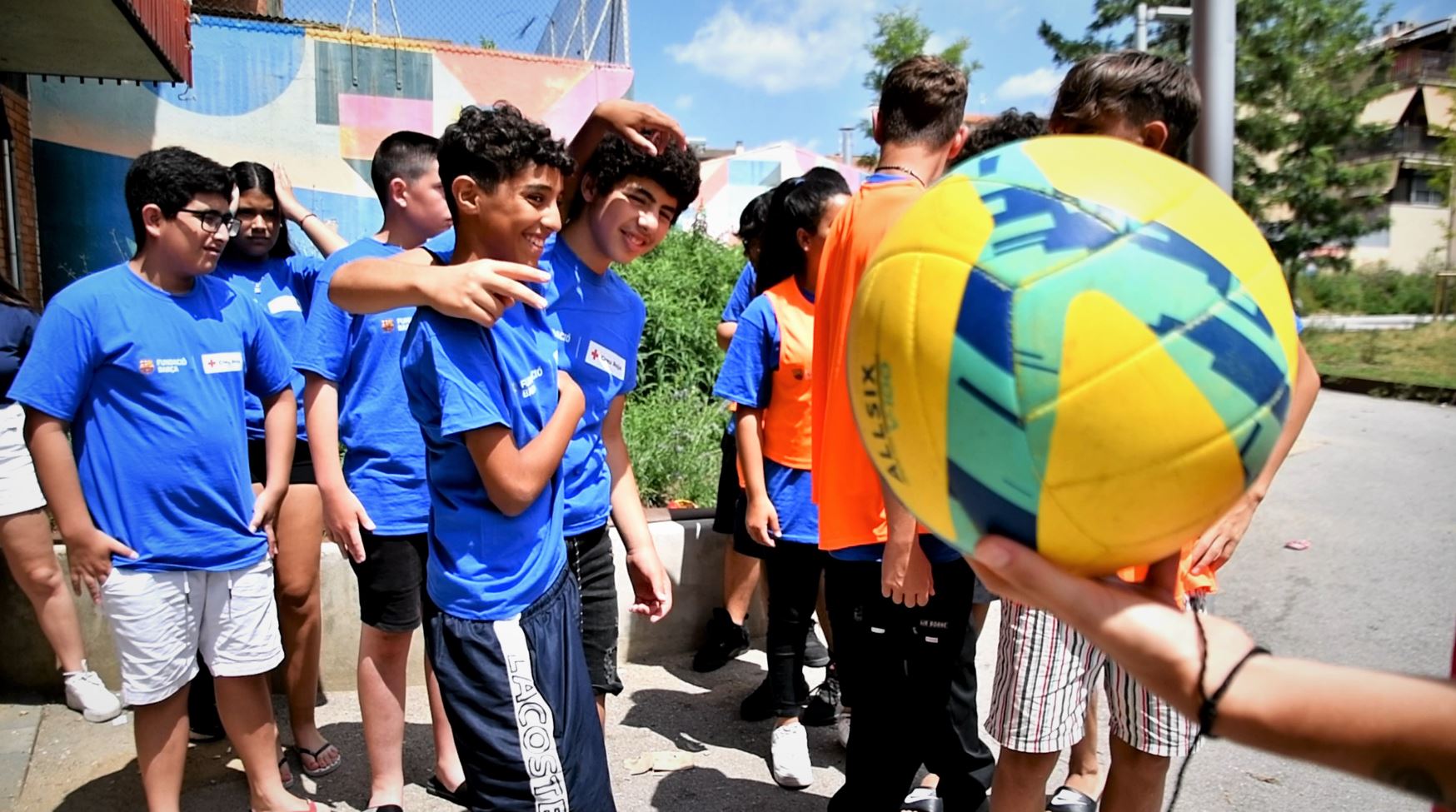 La Fundació FC Barcelona i la Creu Roja impulsen la integració social de 235 infants a través de l’esport