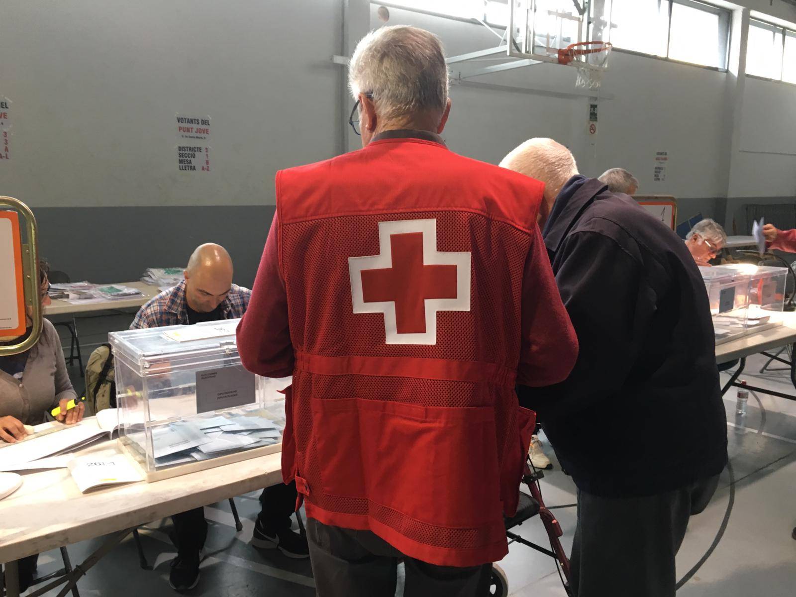 La Creu Roja ofereix el servei d’acompanyament a persones amb mobilitat reduïda als col·legis electorals