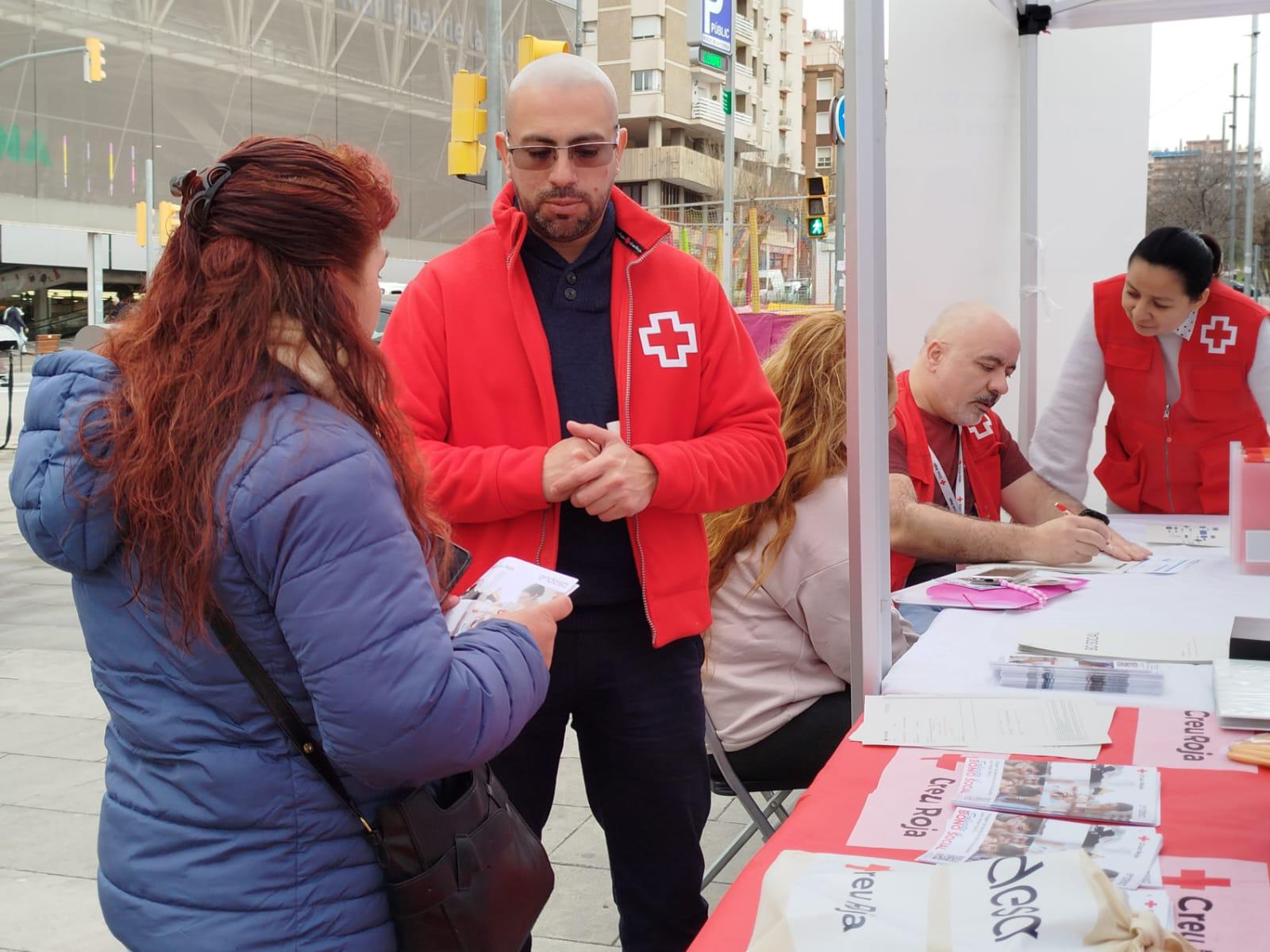 Endesa y Cruz Roja lanzan la campaña 'Cita bo social' en las calles de Hospitalet de Llobregat para asesorar y acompañar a personas en situación de vulnerabilidad para obtener el bono social