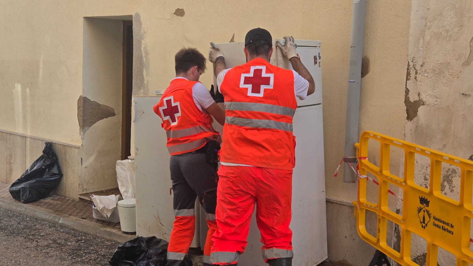 Más de una cuarentena de personas voluntarias participan en las labores de recuperación en el Montsià