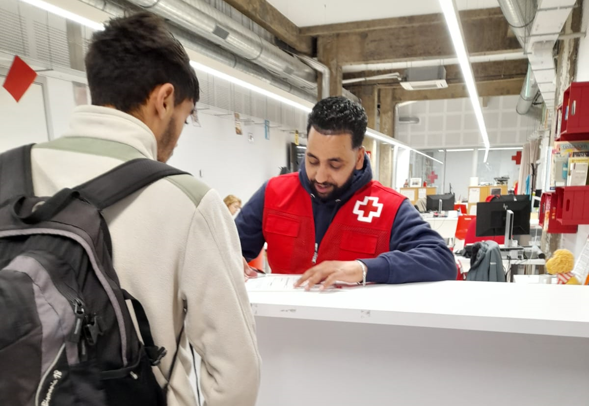 La Creu Roja impulsa la integració de més de 23.000 persones migrants a Catalunya