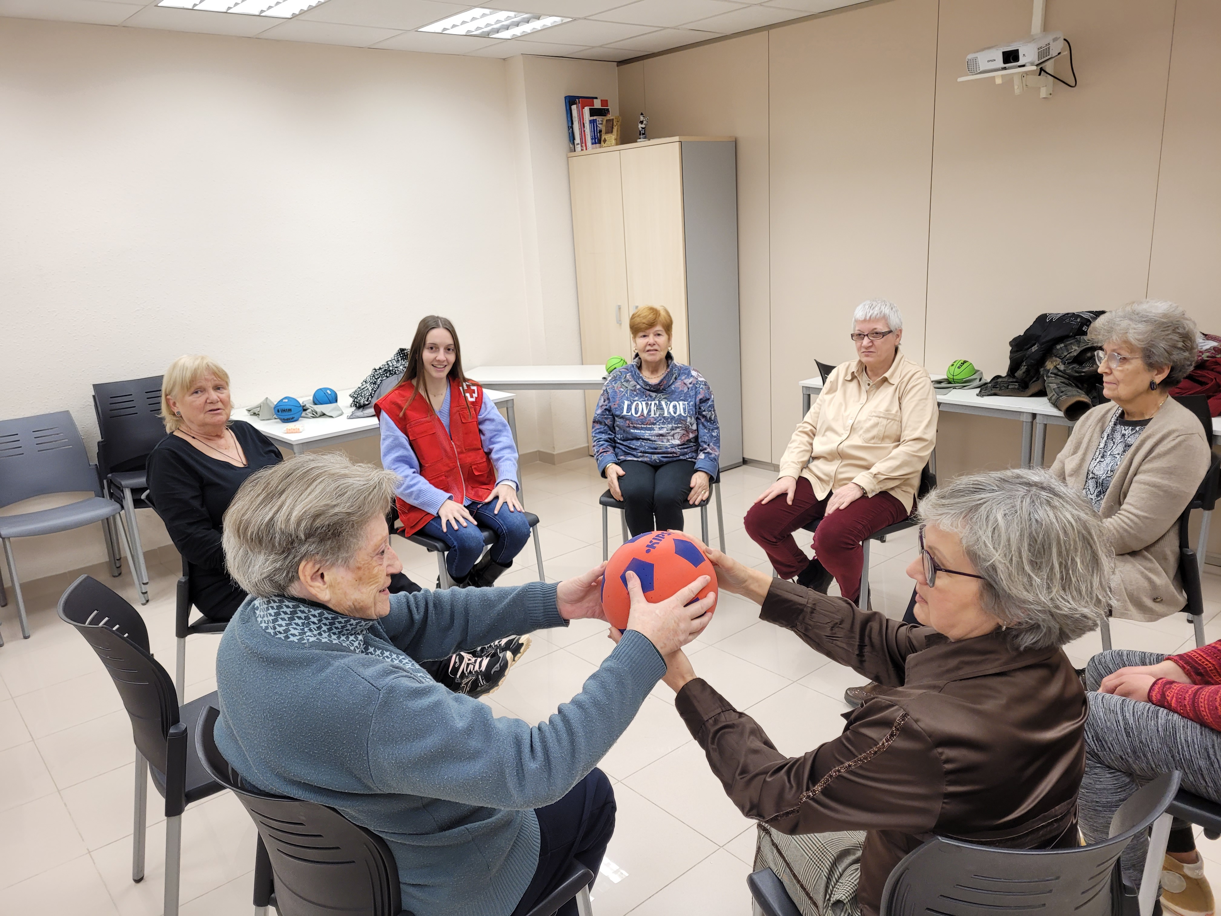 Cruz Roja ayudó a mejorar la vida de más de 24.700 personas mayores y cuidadoras en Catalunya