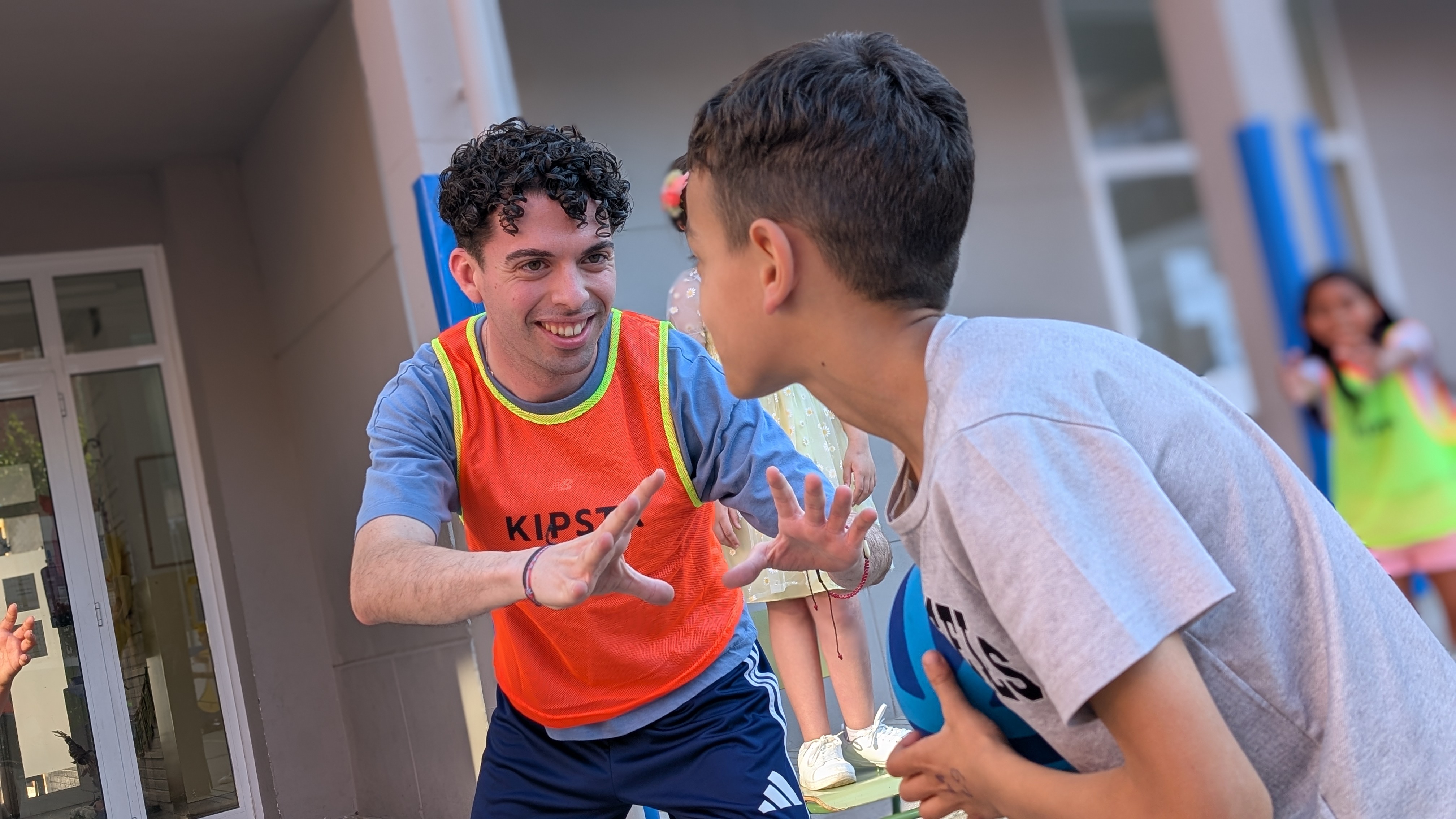 La Fundació FC Barcelona i la Creu Roja impulsen la inclusió social de més de 300 infants a través de l’esport