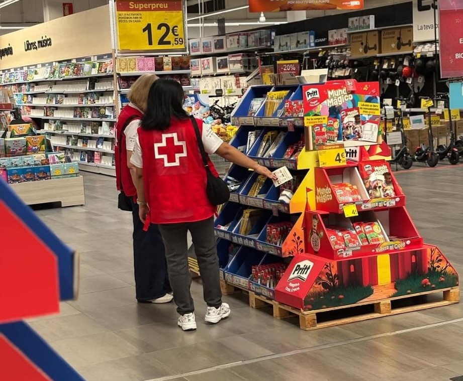 Fundación Solidaridad Carrefour entrega a Cruz Roja Española más de 31.800 euros en material escolar a favor de la infancia en riesgo social de Catalunya