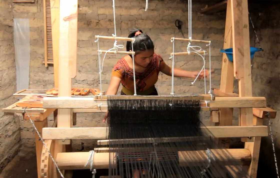 CRE_Guatemala_Mujer indigena tejiendo_cut.jpg