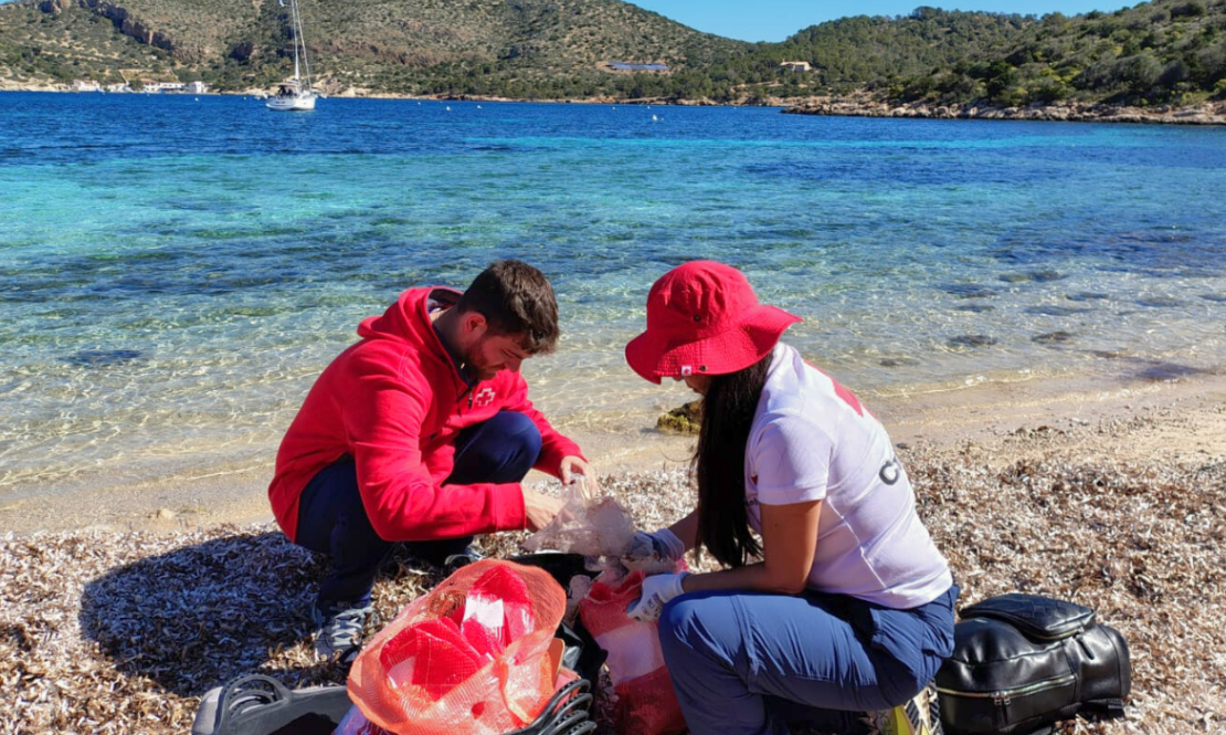 Cinc anys de seguiment confirmen microplàstics a platges de Balears