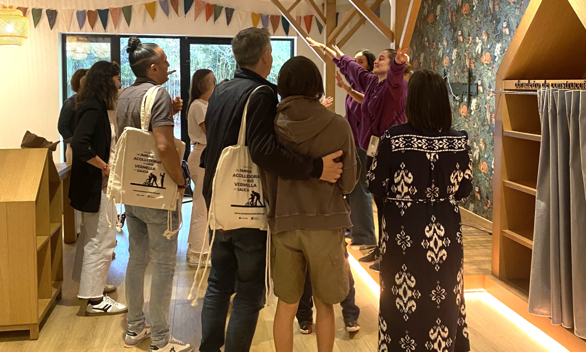 255 familias acolleron a 301 menores en Galicia durante o ano 2025