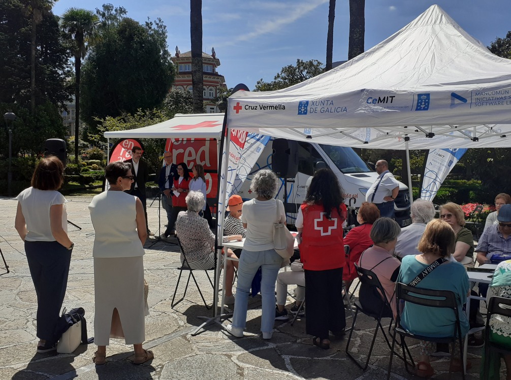 “Enredando Tour” percorrerá 21 localidades galegas para promover a capacitación dixital das persoas maiores