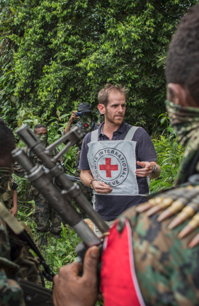 Arredondo, Juan. Colombia, 2014. Departamento del Chocó. Un empleado del CICR habla con miembros del grupo armado ELN sobre los principios del DIH y la obligación de respetar la vida de la población civil, el personal sanitario y los enfermos o herido.png