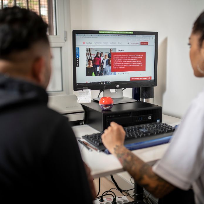 Conserje, peluquero o dependienta: formarse como herramienta de integración