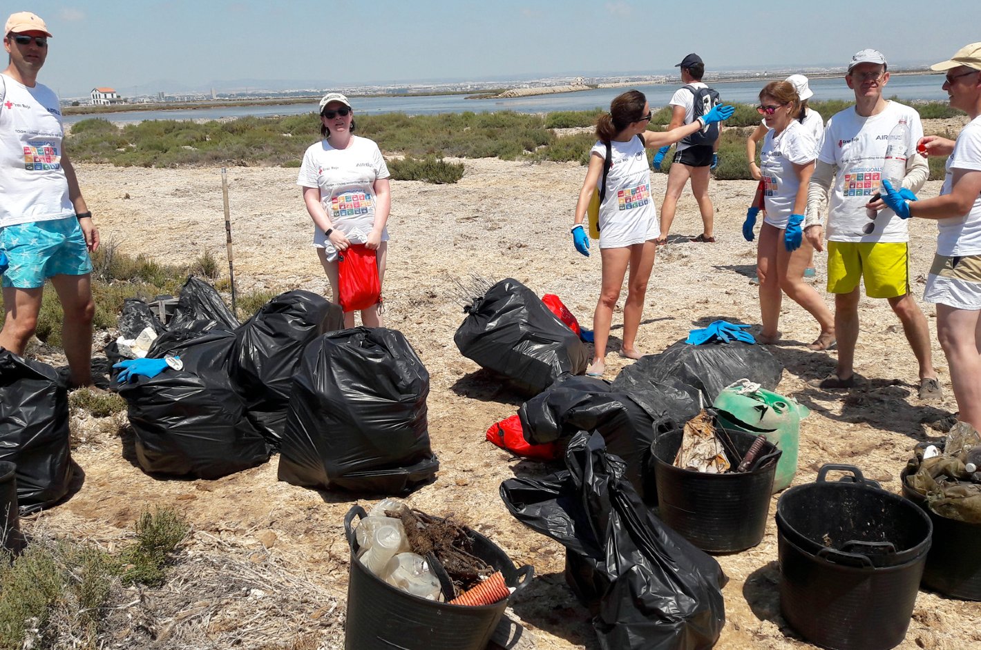 Plásticos, colillas y bastoncillos son los residuos más habituales en las playas españolas