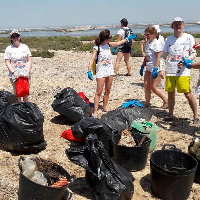 Plásticos, colillas y bastoncillos son los residuos más habituales en las playas españolas