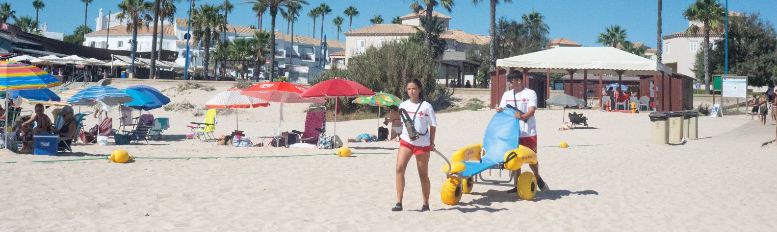 Más de 1.500 profesionales de Cruz Roja se encargan de garantizar la seguridad y el bienestar de las personas en 201 playas de todo el litoral