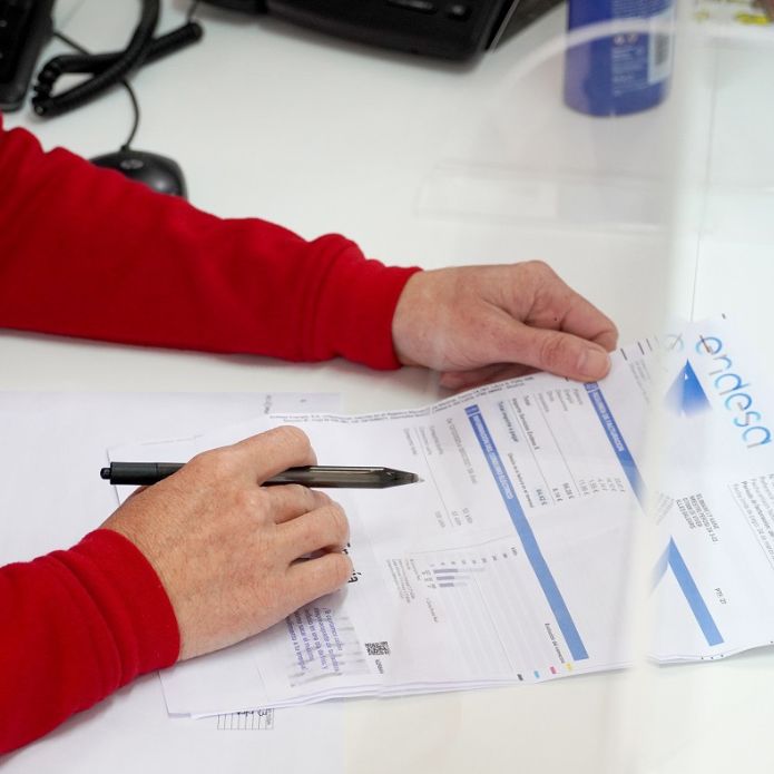 La mayoría de personas atendidas por Cruz Roja desconocen que pueden acceder al bono social eléctrico