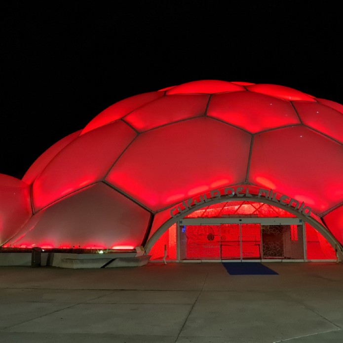 Eraikinak gorriz tindatu dira Gurutze Gorriaren Munduko Eguna dela eta