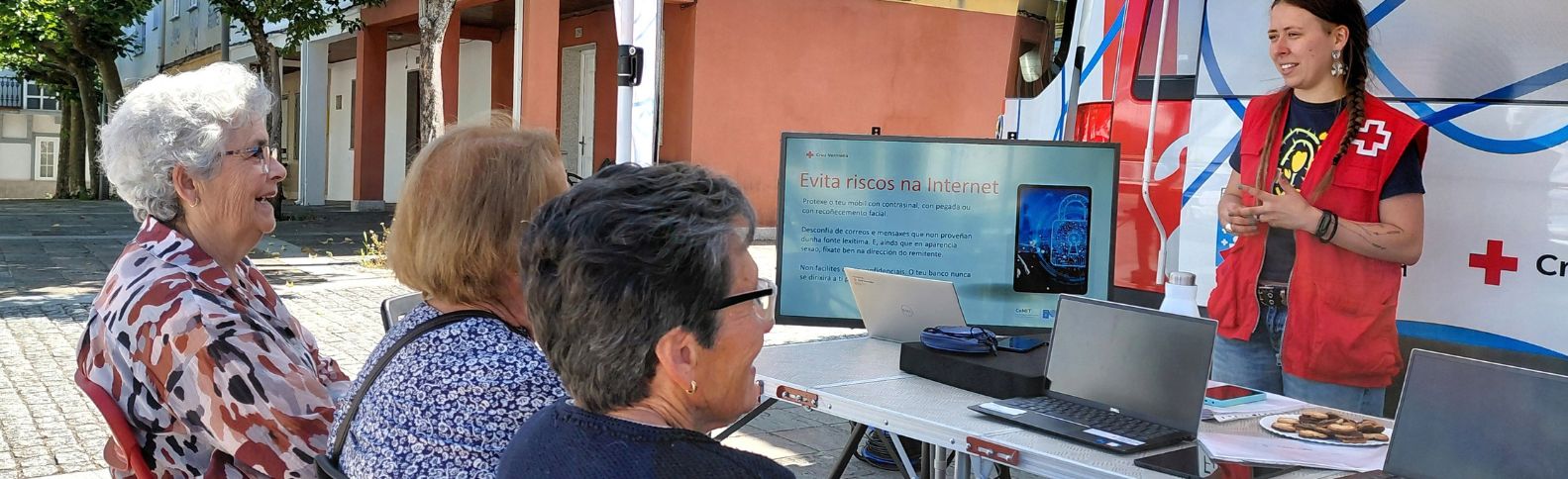 Enredando Tour acerca el uso seguro de la tecnología a las personas mayores