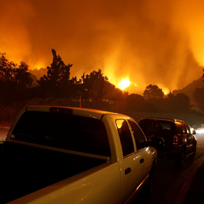 Què faig si em trobo amb un incendi forestal mentre viatjo en cotxe?