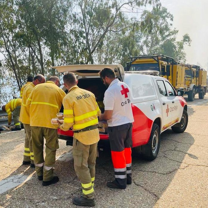 Cruz Roja se moviliza en los incendios que arrasan la península en el peor verano de los últimos diez años