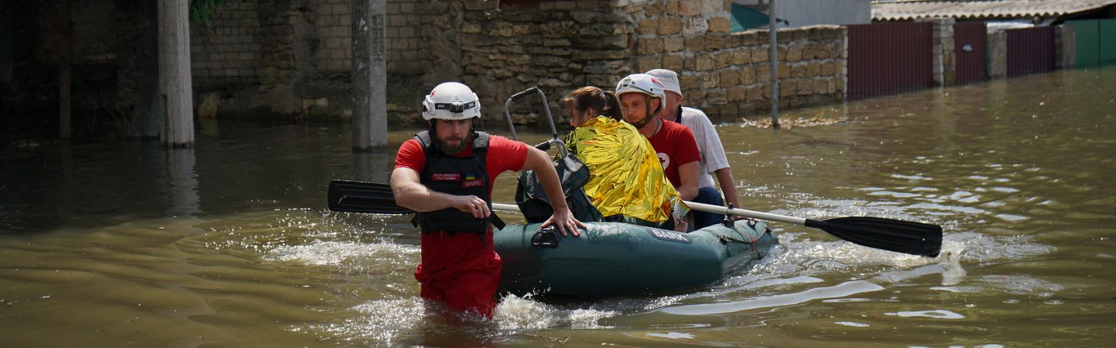 La Cruz Roja ucraniana continúa trabajando tras la destrucción de la presa de Nova Kakhovka para evacuar a la población