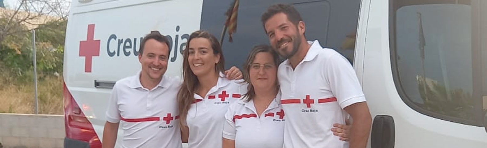 Cruz Roja atiende a una mujer a punto de dar a luz en la playa