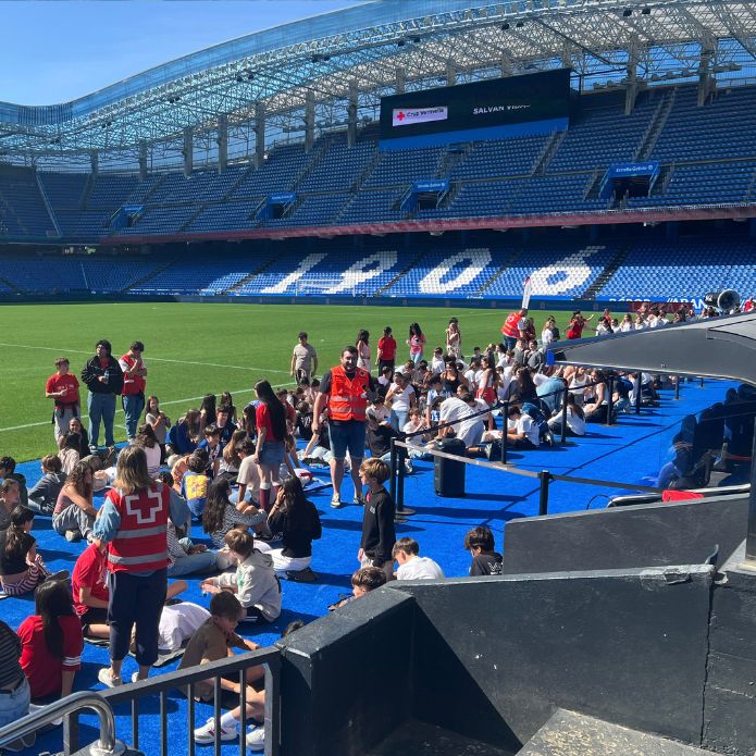 Casi 400 estudiantes aprenden a salvar vidas en Riazor con una RCP multitudinaria