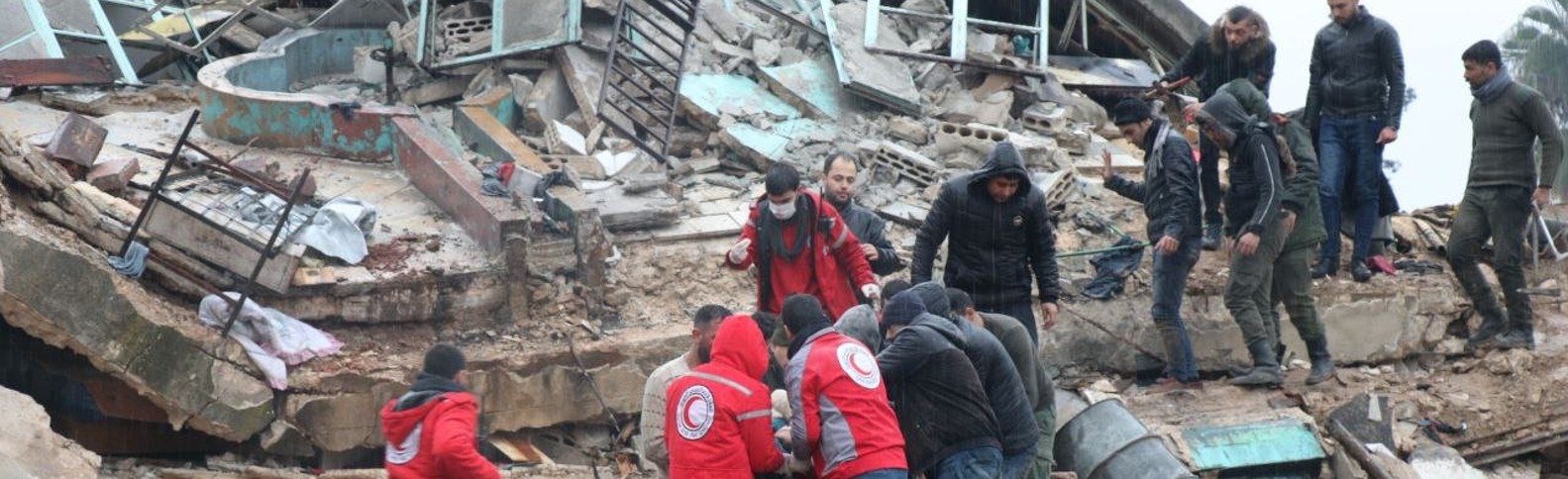Un terremoto de magnitud 7,8 causa miles de víctimas en Turquía y Siria