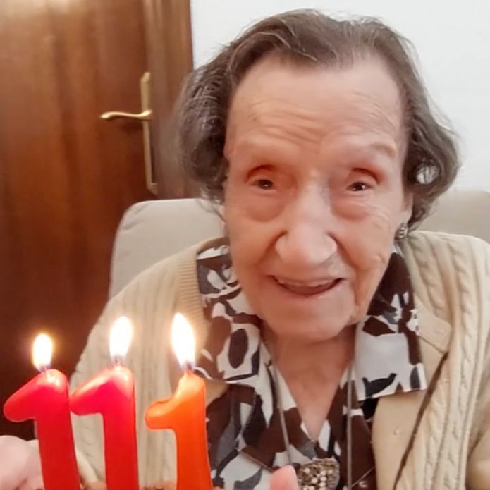 Angelina, usuaria de teleasistencia de Cruz Roja en Cataluña, cumple 111 años