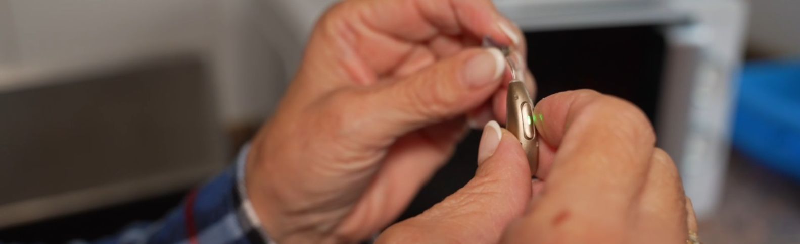 Unos audífonos mejoran la vida de Salud tras la DANA