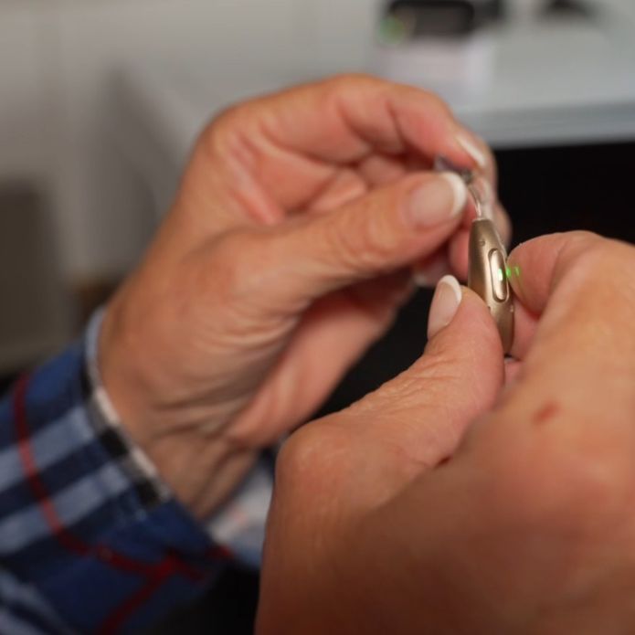 Unos audífonos mejoran la vida de Salud tras la DANA