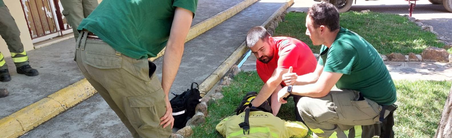 Una formación en primeros auxilios para bomberos forestales
