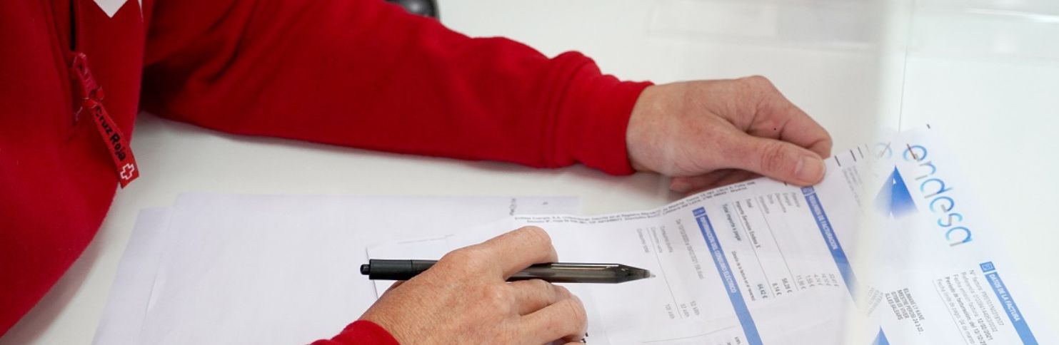 La mayoría de personas atendidas por Cruz Roja desconocen que pueden acceder al bono social eléctrico