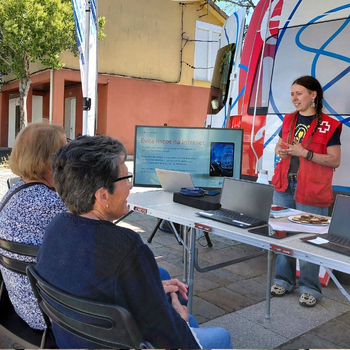 Enredando Tour acerca el uso seguro de la tecnología a las personas mayores