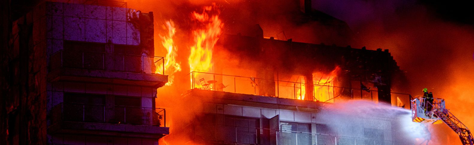 Cruz Roja activa sus Equipos de Emergencias ante el trágico incendio de un edificio en Valencia