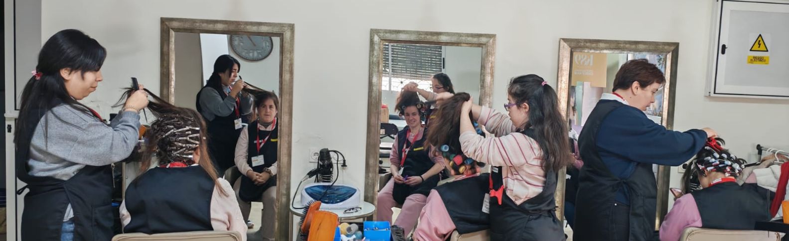 Conserje, peluquero o dependienta: formarse como herramienta de integración