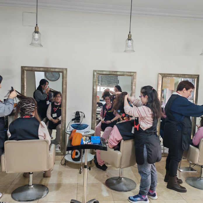 Conserje, peluquero o dependienta: formarse como herramienta de integración