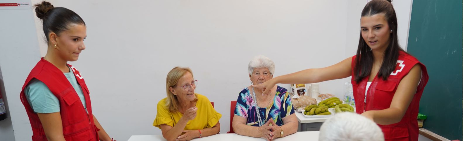 El compromiso de Carmen y Elena, las mellizas voluntarias que acompañan a las personas mayores en Córdoba