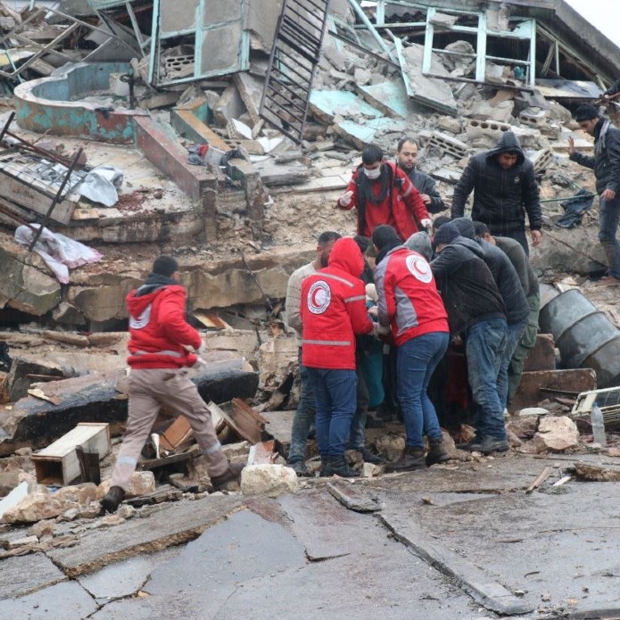 7,8 magnitudeko lurrikara batek ehunka hildako eragin zituen Turkian eta Sirian