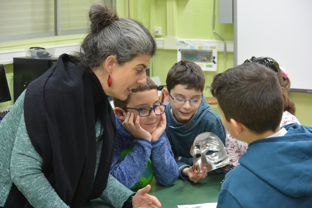 Gizarte antropologoa, antzerkigilea, Hezkuntza Emozionalean aditua eta Kontzientzia Antzerkiaren sortzailea