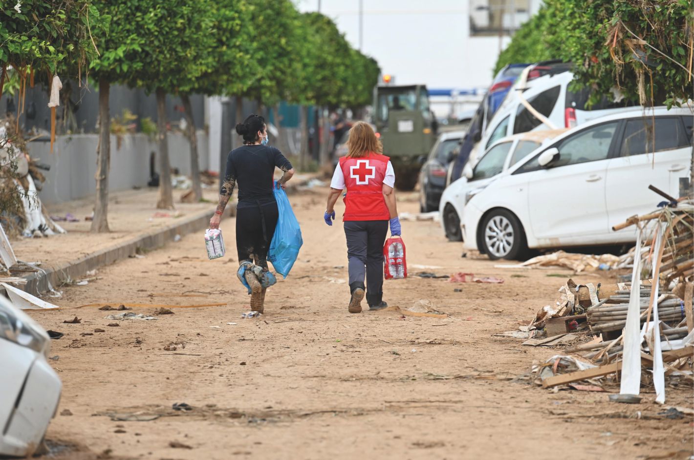 Frente al agua y el barro, Humanidad
