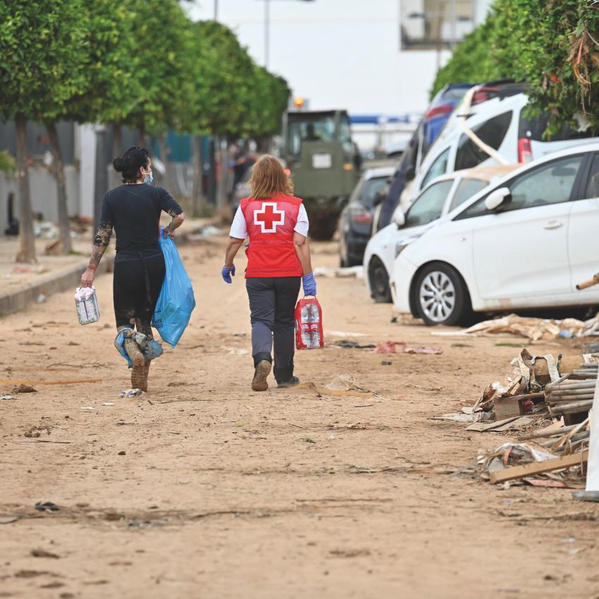Frente al agua y el barro, Humanidad