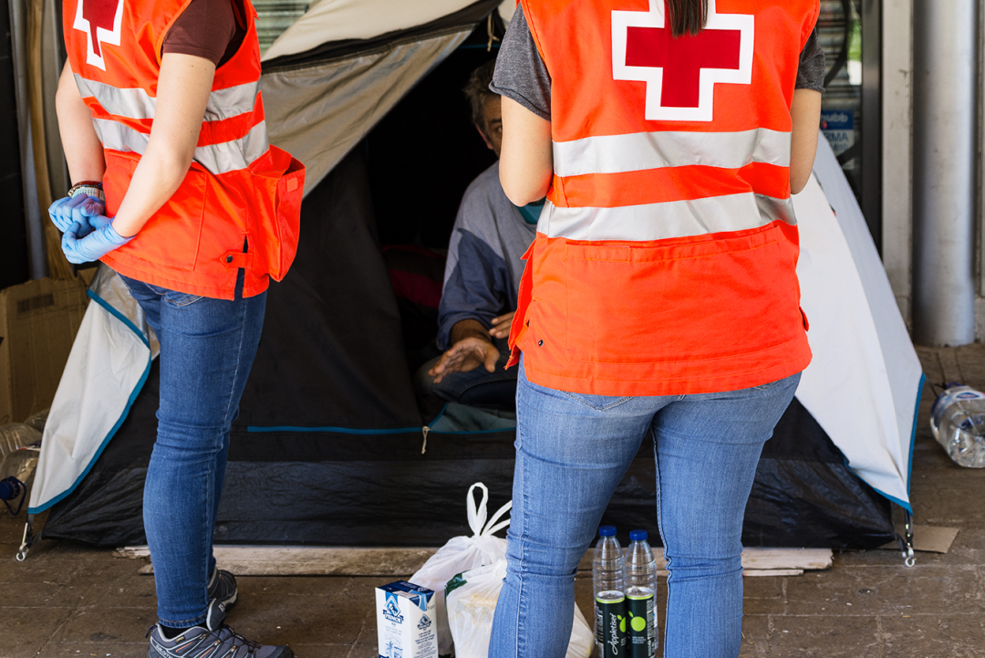 'Héroes con manta y comida caliente': las Unidades de Emergencia Social de Cruz Roja