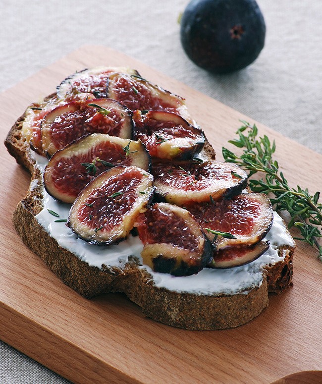 Tostada de requesón e higos