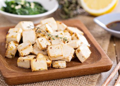Arroz al limón y hojas de curry con tofu