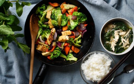 Salteado de Verduras con Pollo y Arroz blanco