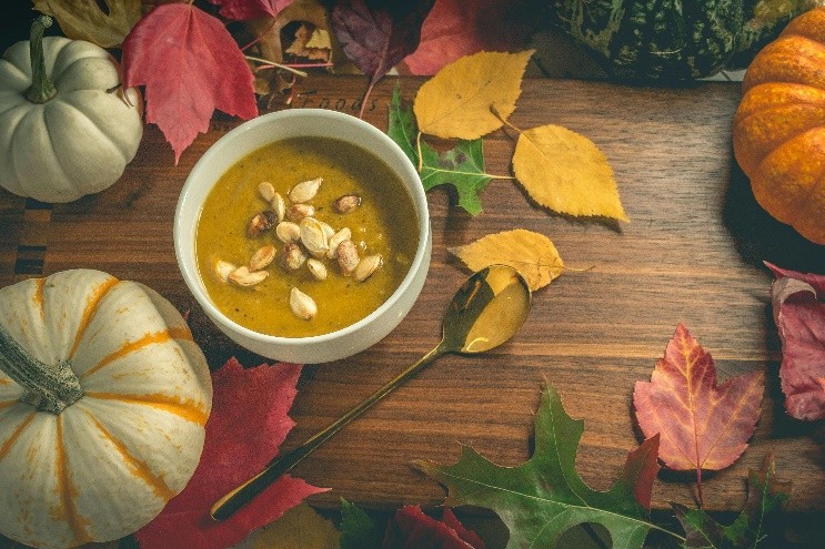 Crema de calabaza servida en minicalabazas